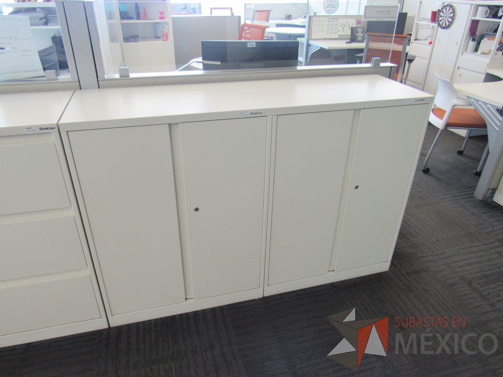 Lote 138 - 2 cubiertas con 2 Gabinetes metálicos, 4 puertas y 4 entrepaños color blanco - Imagen 4