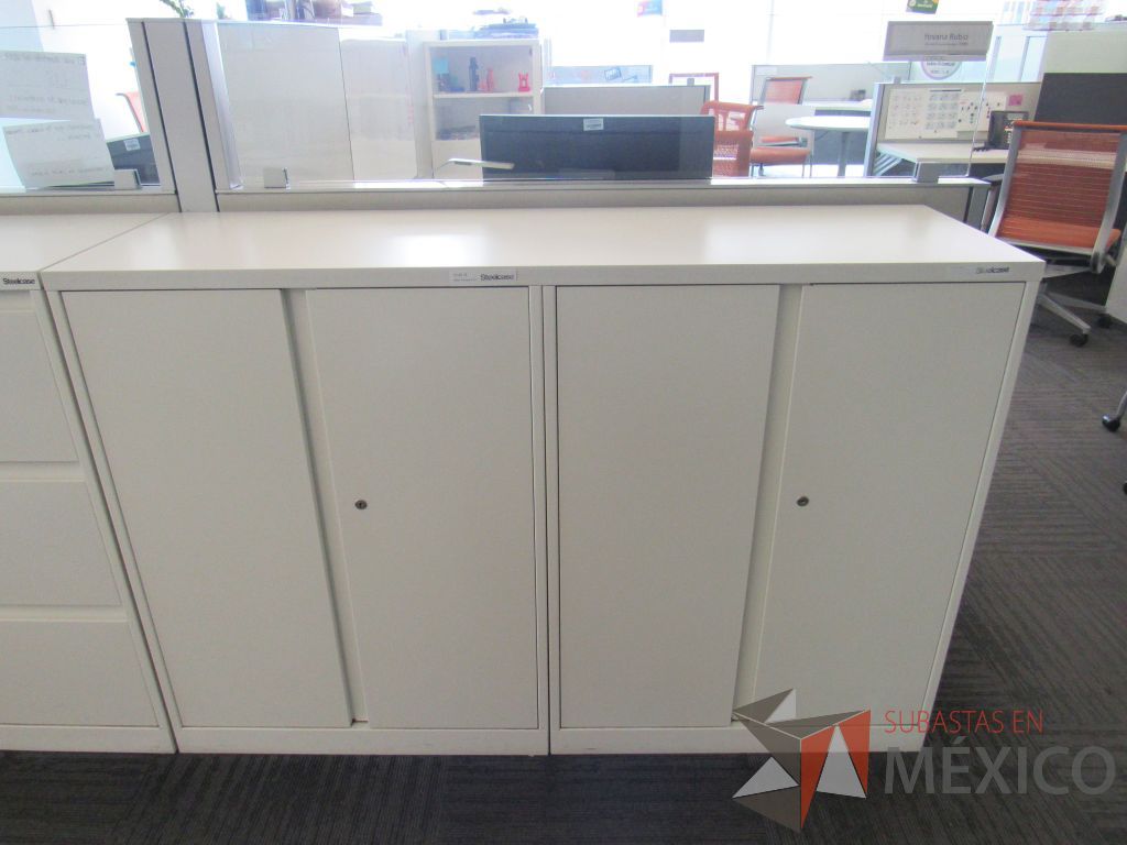 Lote 138 - 2 cubiertas con 2 Gabinetes metálicos, 4 puertas y 4 entrepaños color blanco - Imagen 6