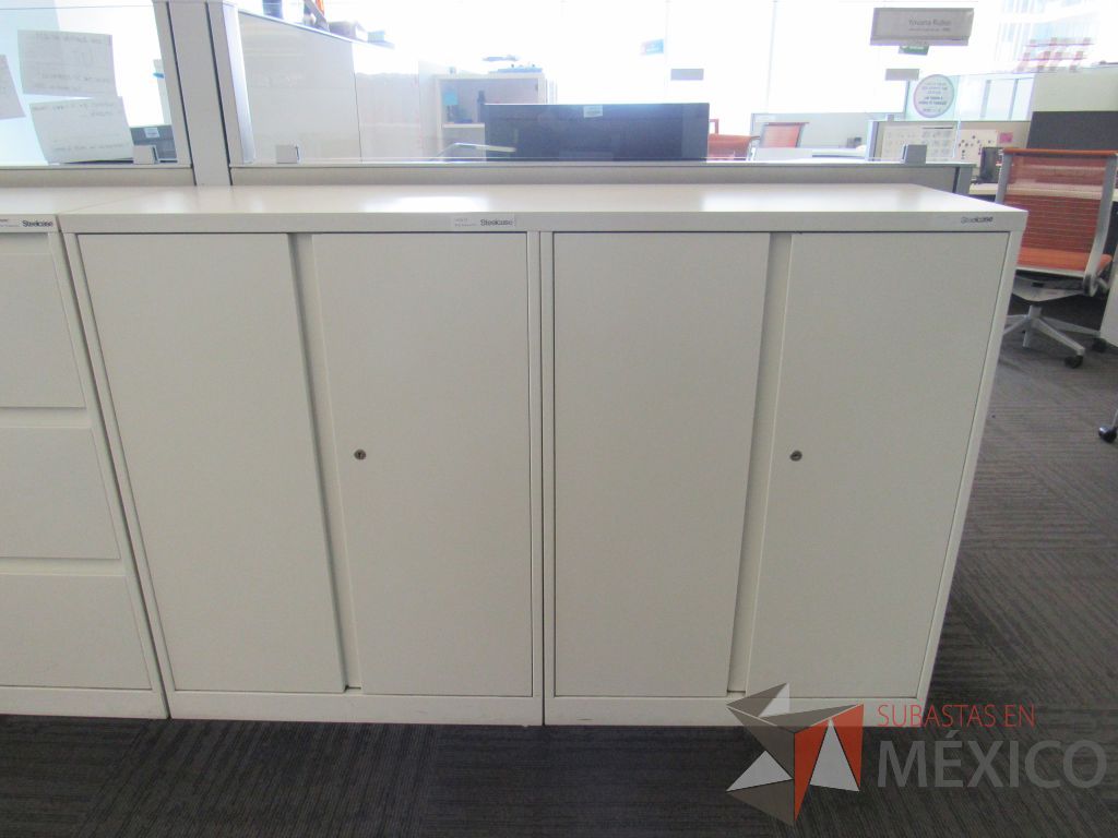 Lote 138 - 2 cubiertas con 2 Gabinetes metálicos, 4 puertas y 4 entrepaños color blanco - Imagen 7