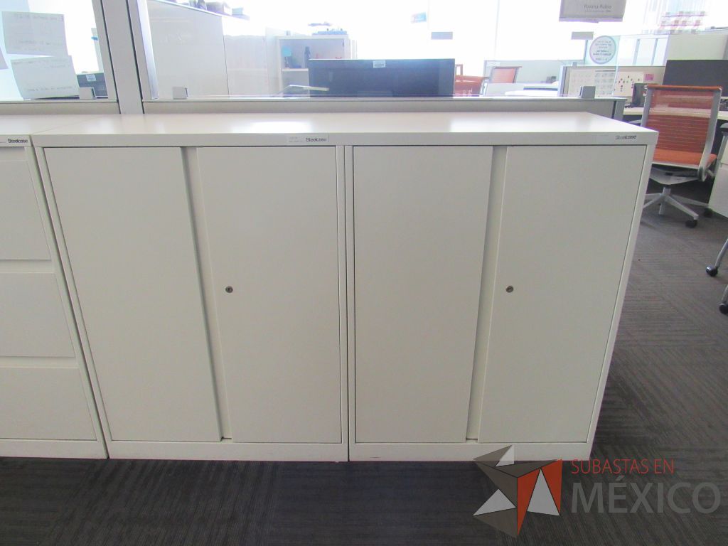 Lote 138 - 2 cubiertas con 2 Gabinetes metálicos, 4 puertas y 4 entrepaños color blanco