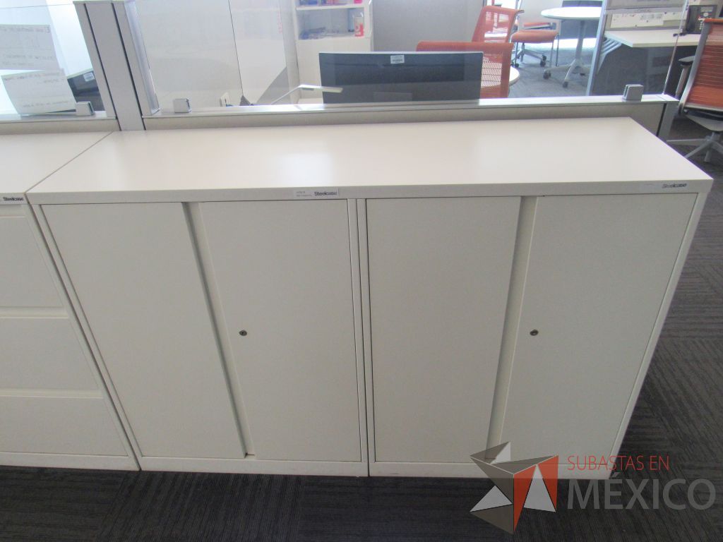 Lote 138 - 2 cubiertas con 2 Gabinetes metálicos, 4 puertas y 4 entrepaños color blanco - Imagen 8