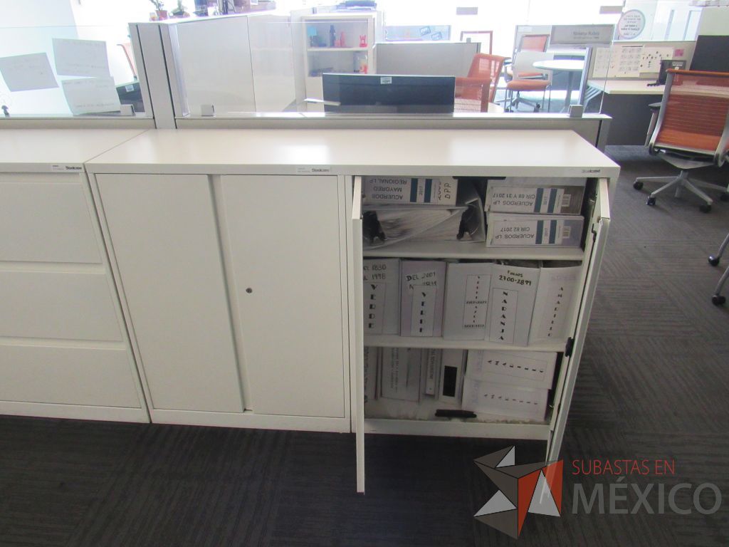 Lote 138 - 2 cubiertas con 2 Gabinetes metálicos, 4 puertas y 4 entrepaños color blanco - Imagen 9