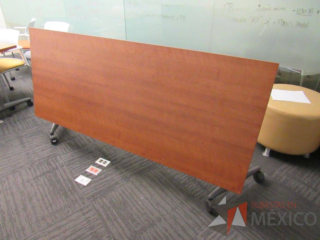 Lote 082 - 2 Mesas de trabajo plegable rectangular con estructura gris, ruedas negras y cubierta color café claro - Imagen 10
