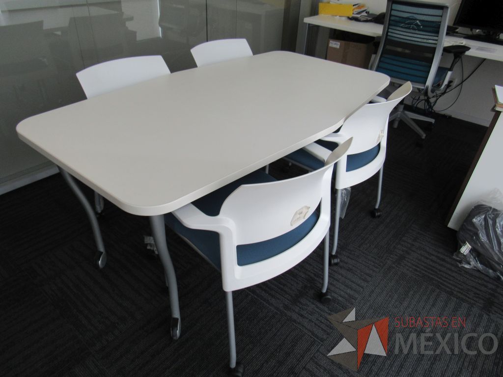 Lote 128 - Mesa de trabajo con 4 patas metálicas, ruedas y cubierta color blanco - Imagen 2