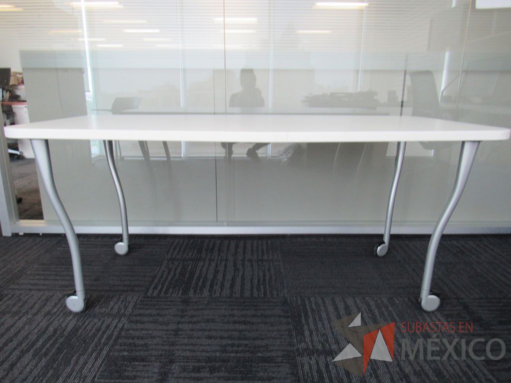 Lote 128 - Mesa de trabajo con 4 patas metálicas, ruedas y cubierta color blanco - Imagen 5