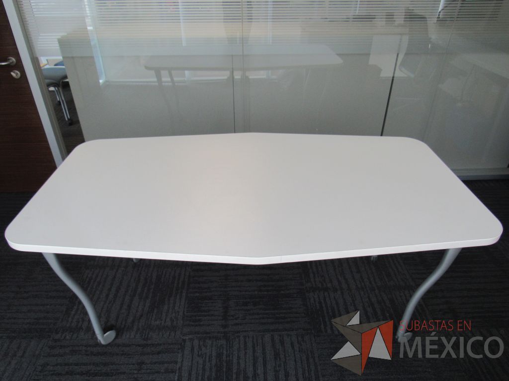 Lote 128 - Mesa de trabajo con 4 patas metálicas, ruedas y cubierta color blanco - Imagen 9