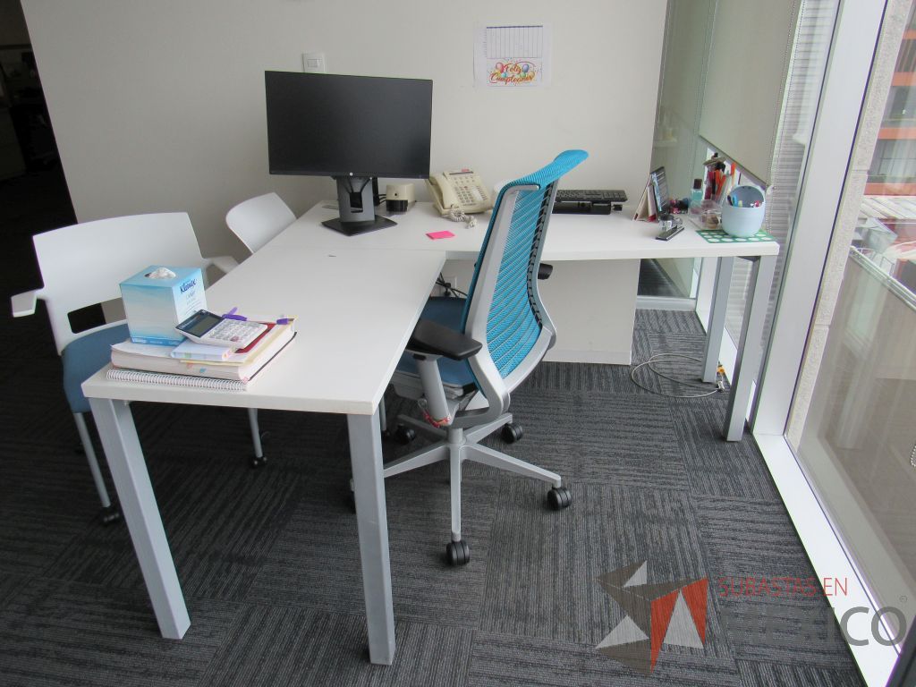 Lote 139 - Escritorio en escuadra con 4 patas metálicas y cubierta color blanco - Imagen 2