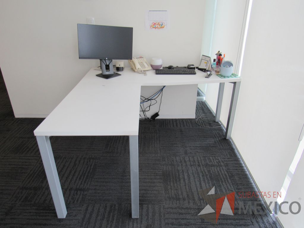 Lote 139 - Escritorio en escuadra con 4 patas metálicas y cubierta color blanco