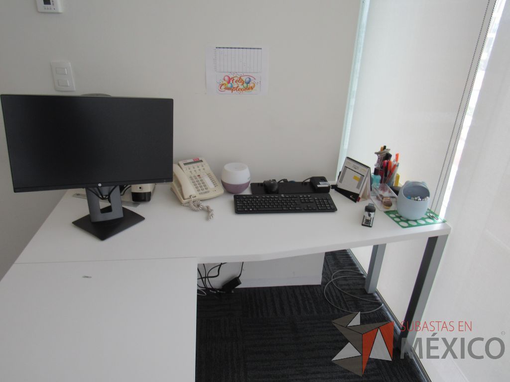 Lote 139 - Escritorio en escuadra con 4 patas metálicas y cubierta color blanco - Imagen 7