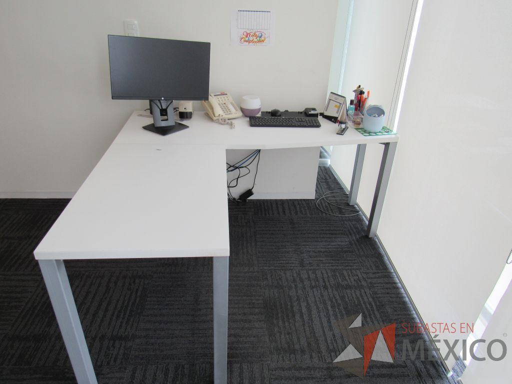 Lote 139 - Escritorio en escuadra con 4 patas metálicas y cubierta color blanco - Imagen 8