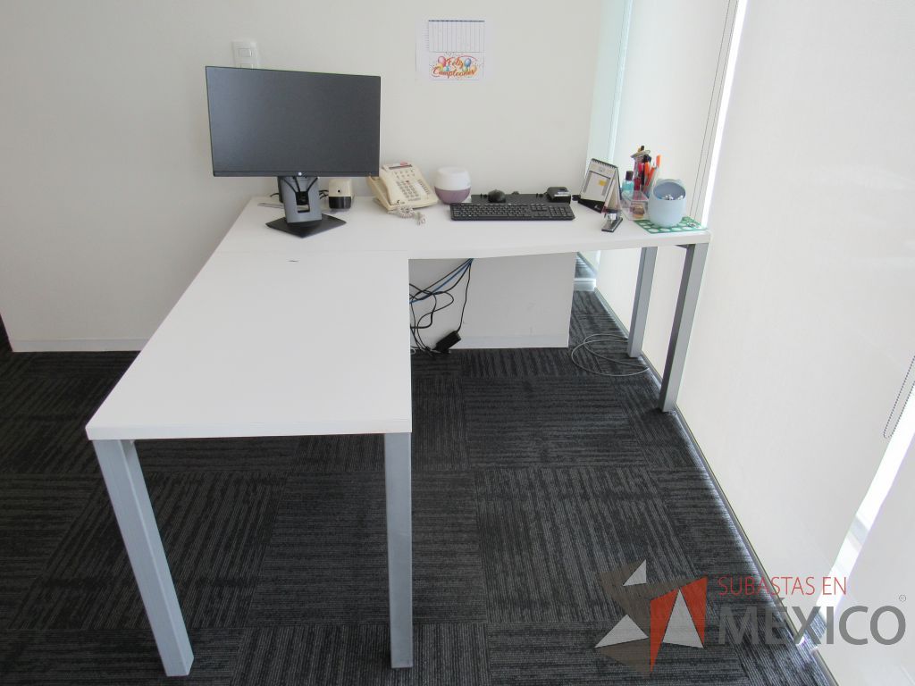 Lote 139 - Escritorio en escuadra con 4 patas metálicas y cubierta color blanco - Imagen 9