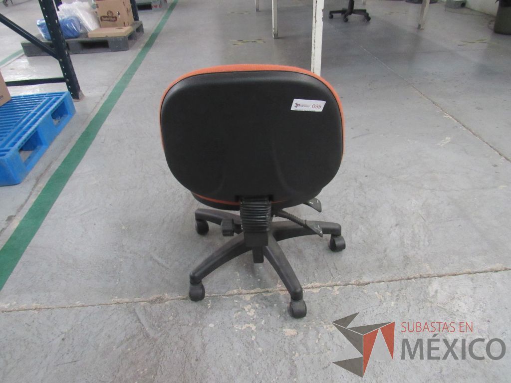 Lote 019 - 6 Sillas secretariales con ruedas, asiento y respaldo en tela color naranja. - Imagen 5