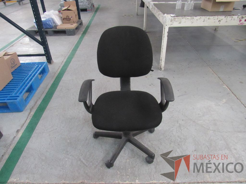 Lote 018 - 2 Sillas secretariales con ruedas, asiento y respaldo en tela color negro. - Imagen 2