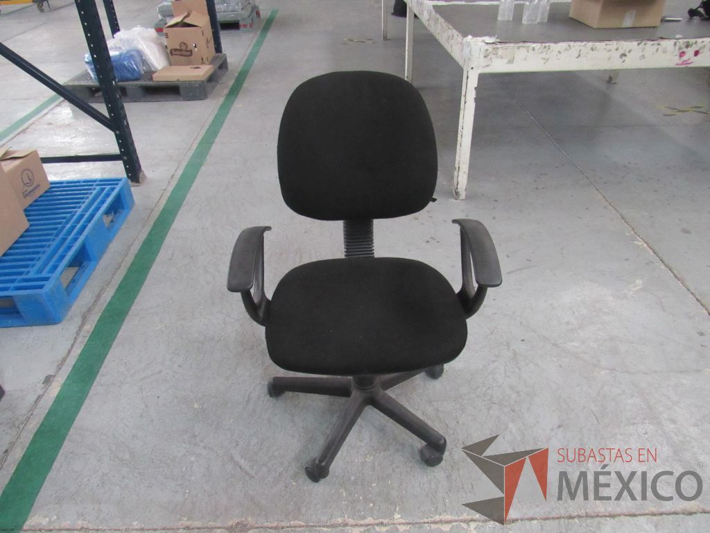 Lote 018 - 2 Sillas secretariales con ruedas, asiento y respaldo en tela color negro.