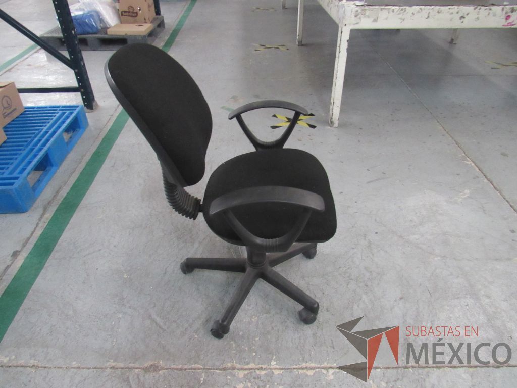 Lote 018 - 2 Sillas secretariales con ruedas, asiento y respaldo en tela color negro. - Imagen 3