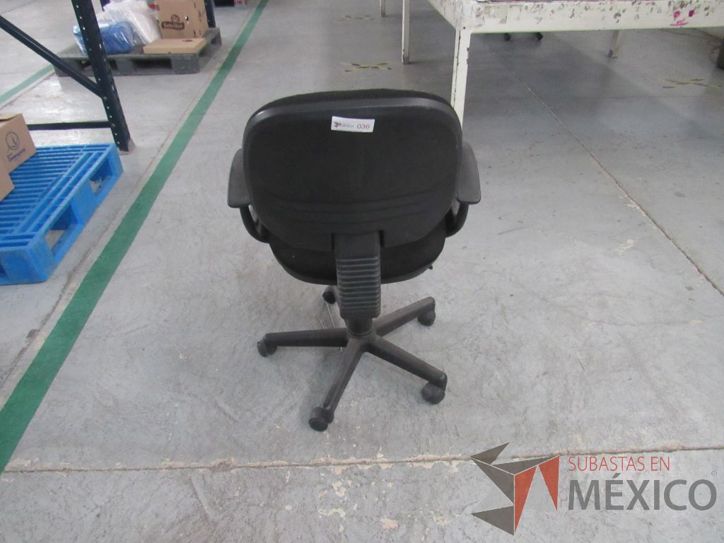 Lote 018 - 2 Sillas secretariales con ruedas, asiento y respaldo en tela color negro. - Imagen 5
