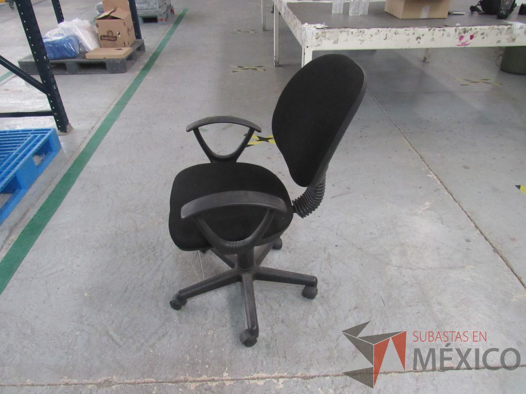 Lote 018 - 2 Sillas secretariales con ruedas, asiento y respaldo en tela color negro. - Imagen 7