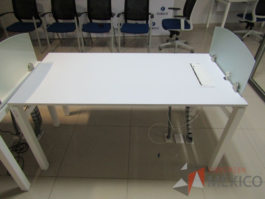 Lote 017 - Escritorio con división de vidrio, orificio para conexiones y archivero con 2 cajones color blanco
