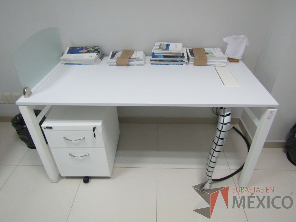 Lote 028 - Escritorio para 1 persona con división de vidrio, orificio para conexiones y archivero de 2 cajones color blanco - Imagen 2