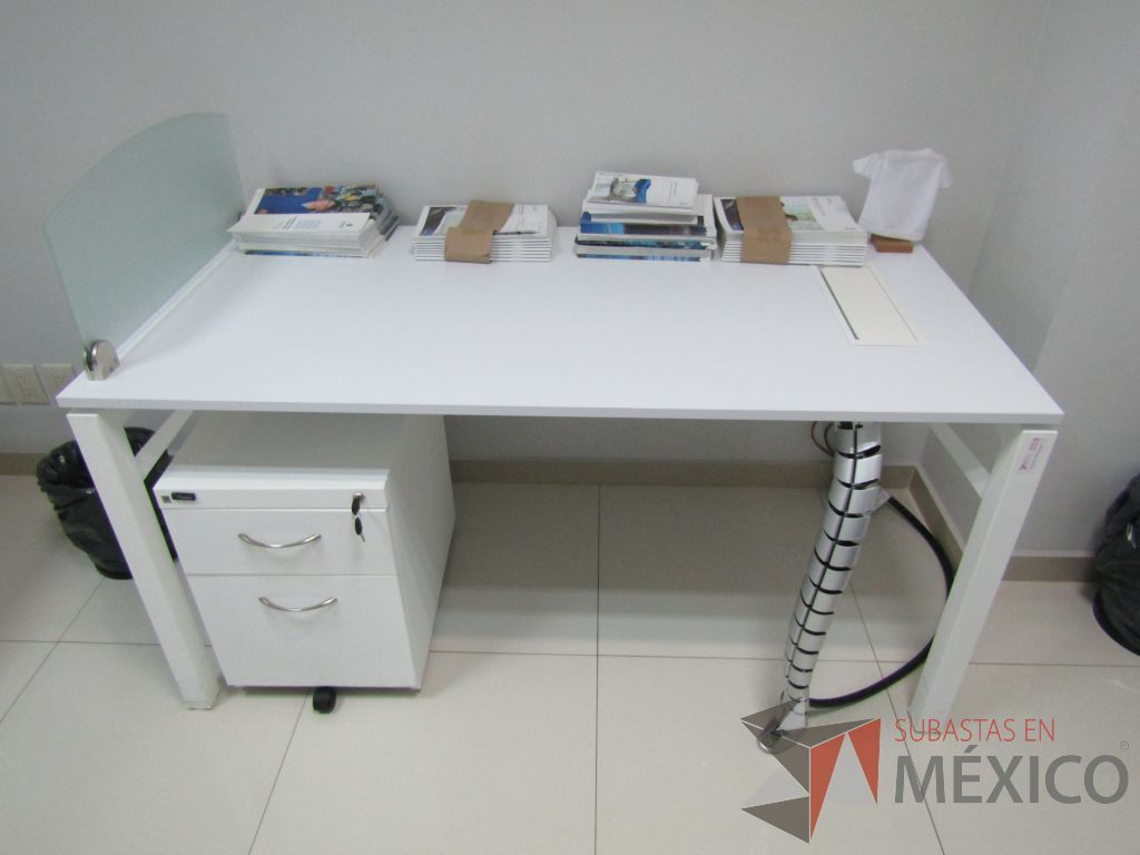Lote 028 - Escritorio para 1 persona con división de vidrio, orificio para conexiones y archivero de 2 cajones color blanco - Imagen 3
