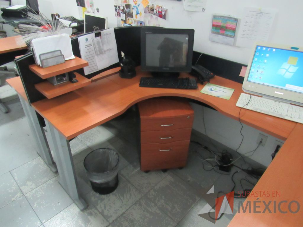 Lote 012 - Escritorio en forma de herradura para 1 persona con archivero móvil de 3 cajones. - Imagen 11
