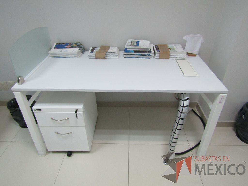 Lote 028 - Escritorio para 1 persona con división de vidrio, orificio para conexiones y archivero de 2 cajones color blanco - Imagen 4