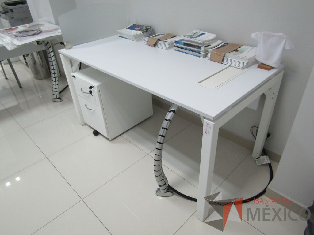 Lote 028 - Escritorio para 1 persona con división de vidrio, orificio para conexiones y archivero de 2 cajones color blanco - Imagen 5
