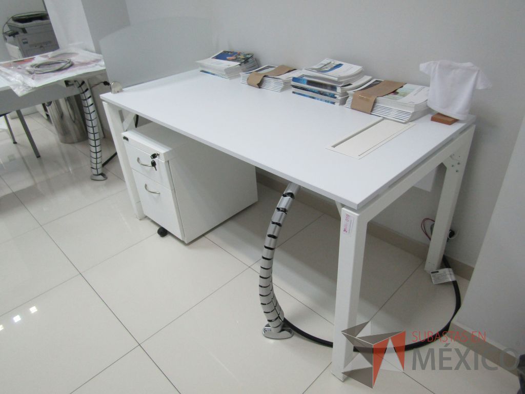Lote 028 - Escritorio para 1 persona con división de vidrio, orificio para conexiones y archivero de 2 cajones color blanco - Imagen 6