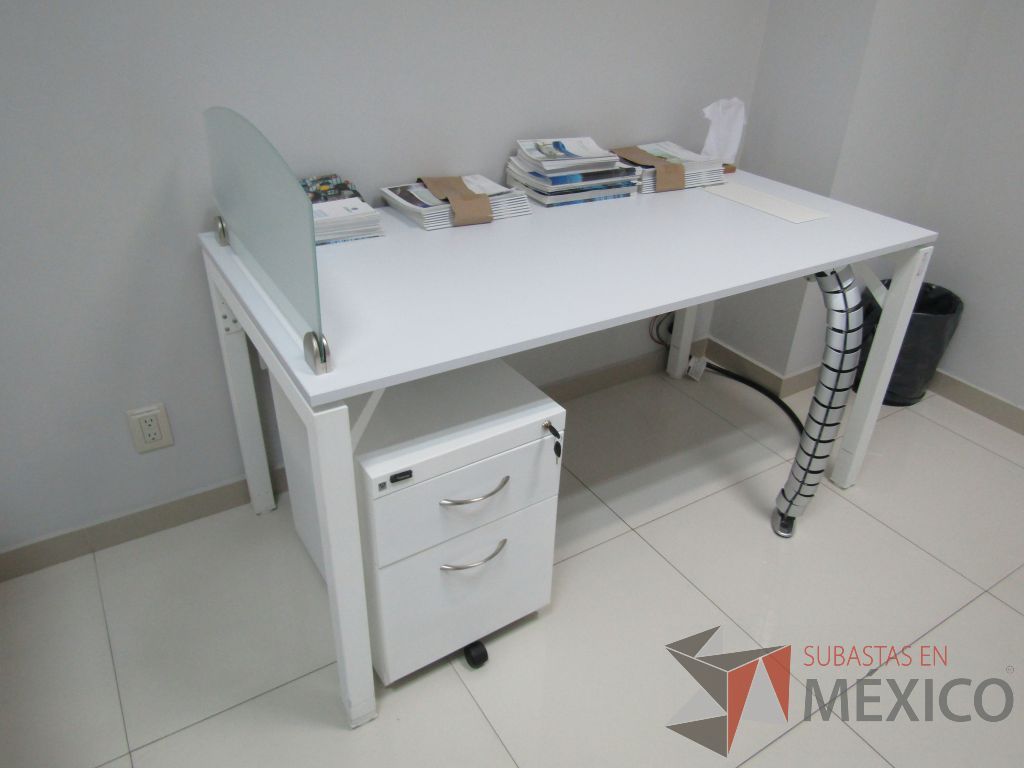 Lote 028 - Escritorio para 1 persona con división de vidrio, orificio para conexiones y archivero de 2 cajones color blanco - Imagen 7