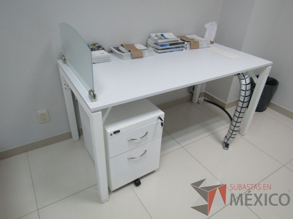 Lote 028 - Escritorio para 1 persona con división de vidrio, orificio para conexiones y archivero de 2 cajones color blanco