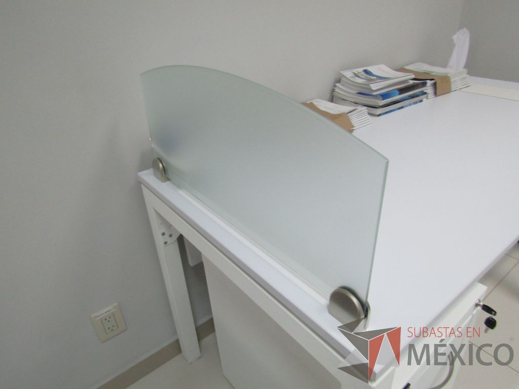 Lote 028 - Escritorio para 1 persona con división de vidrio, orificio para conexiones y archivero de 2 cajones color blanco - Imagen 8