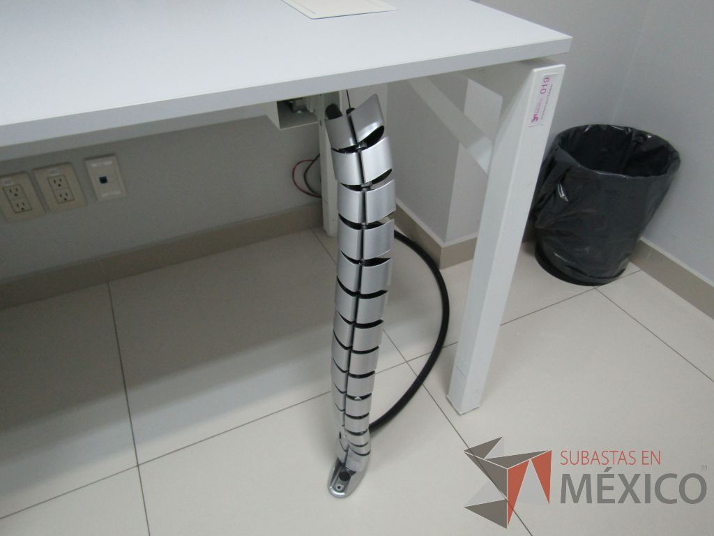 Lote 028 - Escritorio para 1 persona con división de vidrio, orificio para conexiones y archivero de 2 cajones color blanco - Imagen 9