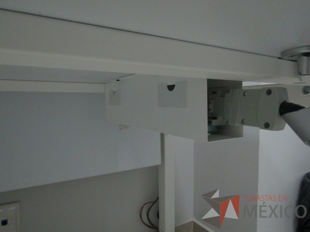Lote 028 - Escritorio para 1 persona con división de vidrio, orificio para conexiones y archivero de 2 cajones color blanco - Imagen 10