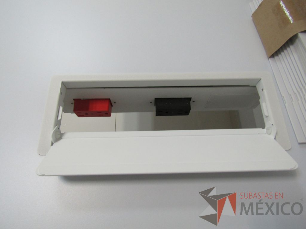 Lote 028 - Escritorio para 1 persona con división de vidrio, orificio para conexiones y archivero de 2 cajones color blanco - Imagen 13