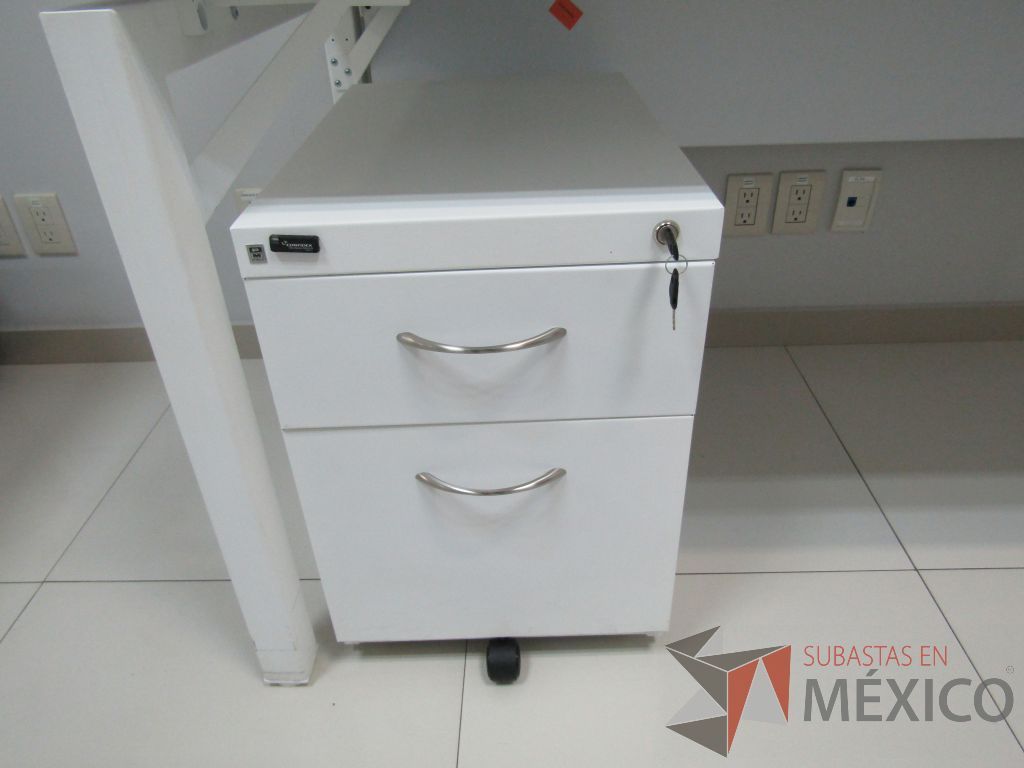 Lote 028 - Escritorio para 1 persona con división de vidrio, orificio para conexiones y archivero de 2 cajones color blanco - Imagen 14