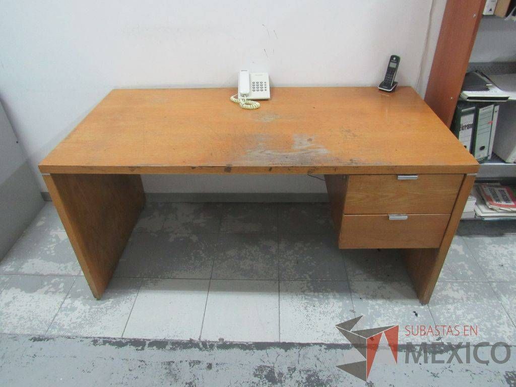 Lote 035 - Escritorio con 2 cajones de madera. - Imagen 6