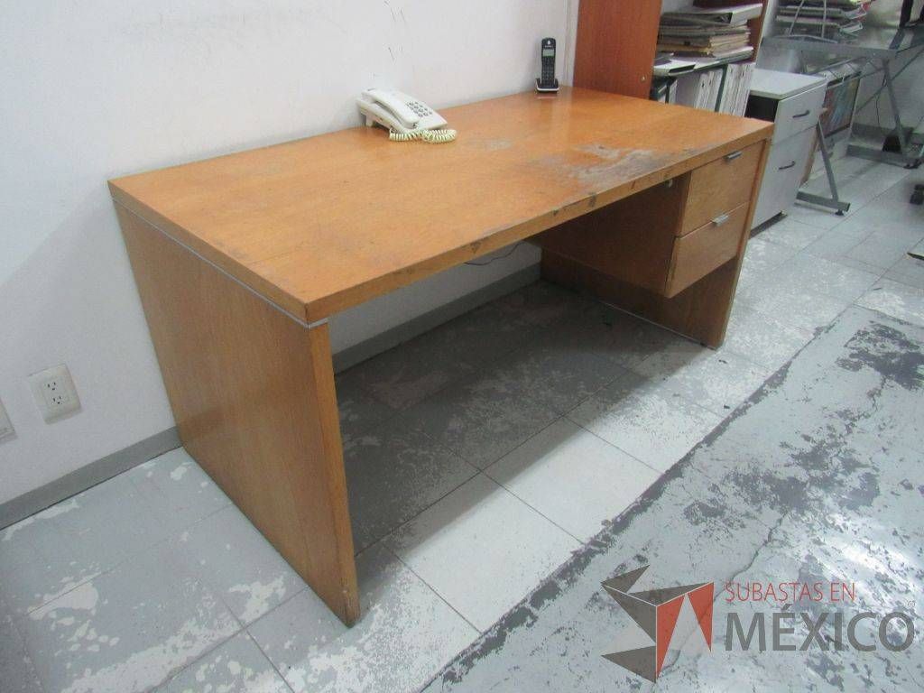 Lote 035 - Escritorio con 2 cajones de madera.