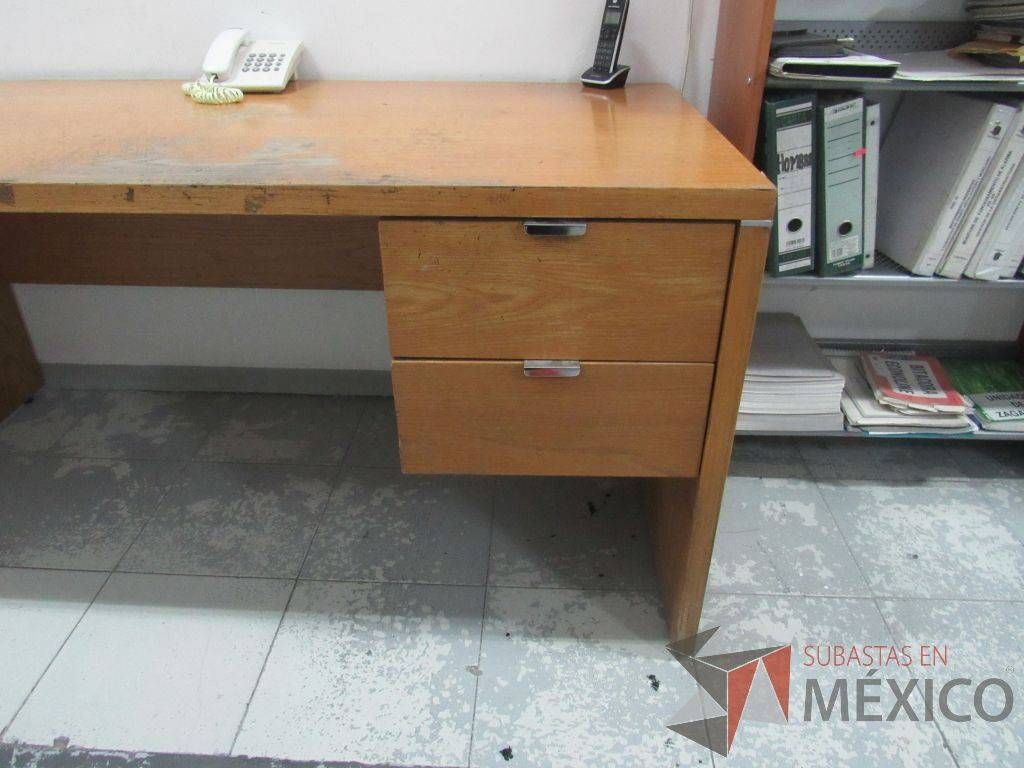 Lote 035 - Escritorio con 2 cajones de madera. - Imagen 9