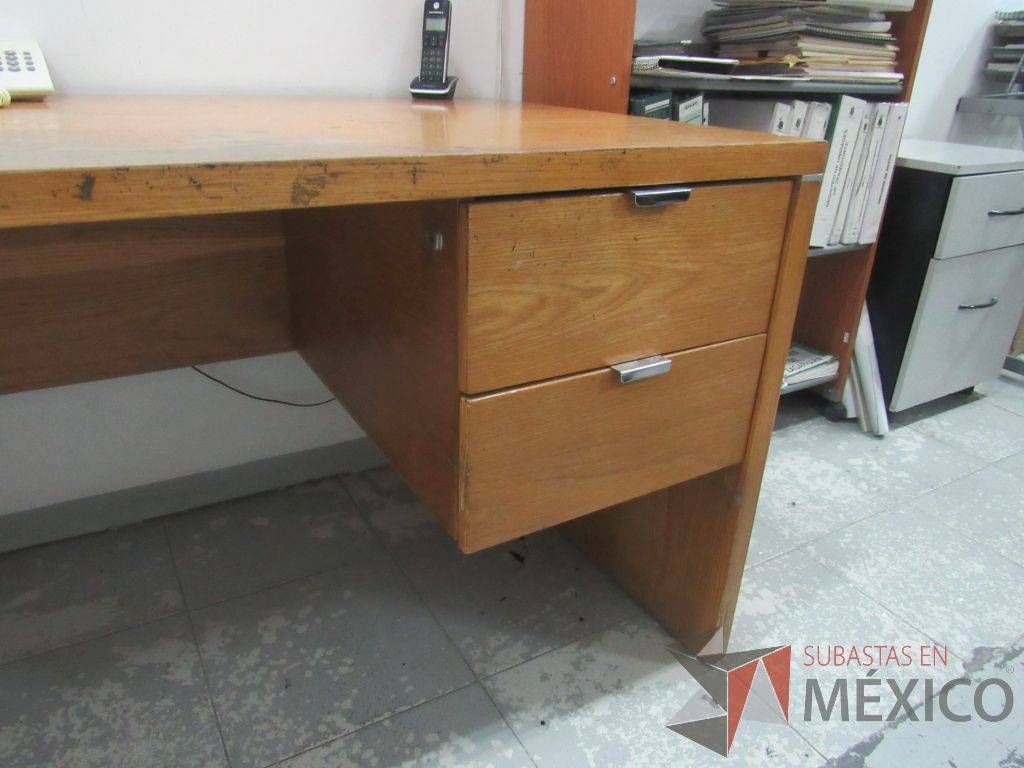 Lote 035 - Escritorio con 2 cajones de madera. - Imagen 10