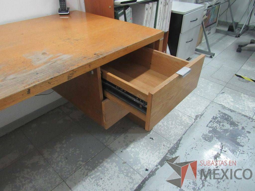 Lote 035 - Escritorio con 2 cajones de madera. - Imagen 11