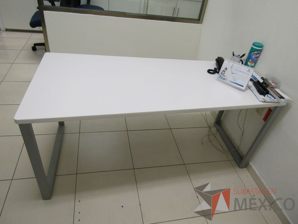 Lote 001 - Escritorio para 1 persona con cubierta color blanco y archivero vertical de 2 cajones. - Imagen 14