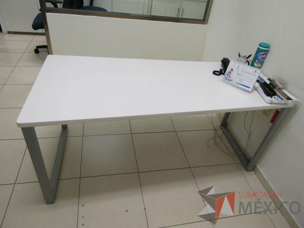 Lote 001 - Escritorio para 1 persona con cubierta color blanco y archivero vertical de 2 cajones. - Imagen 13