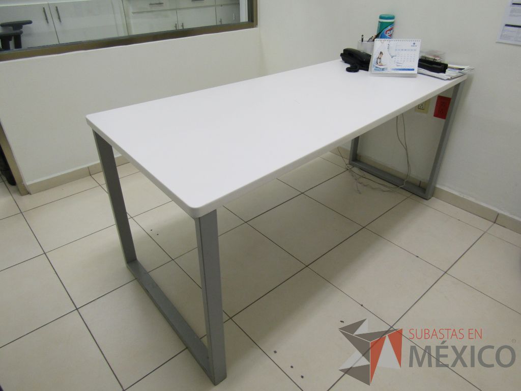 Lote 001 - Escritorio para 1 persona con cubierta color blanco y archivero vertical de 2 cajones. - Imagen 12