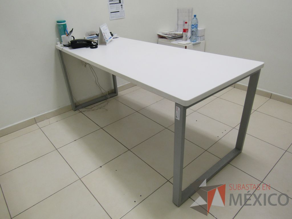 Lote 001 - Escritorio para 1 persona con cubierta color blanco y archivero vertical de 2 cajones. - Imagen 9
