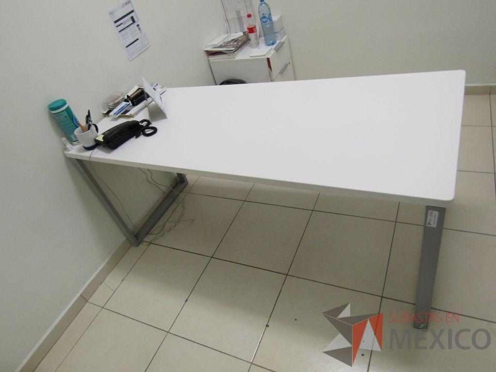 Lote 001 - Escritorio para 1 persona con cubierta color blanco y archivero vertical de 2 cajones. - Imagen 8