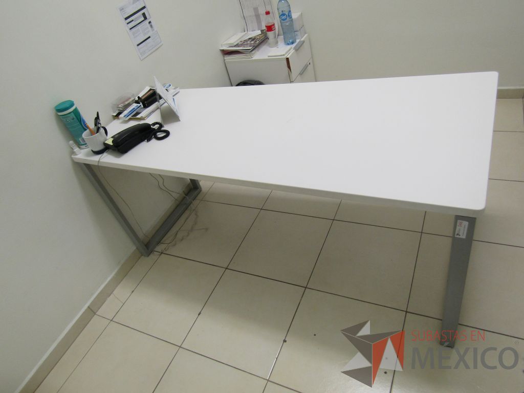 Lote 001 - Escritorio para 1 persona con cubierta color blanco y archivero vertical de 2 cajones. - Imagen 7