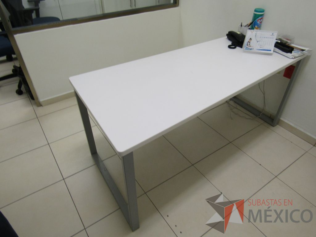 Lote 001 - Escritorio para 1 persona con cubierta color blanco y archivero vertical de 2 cajones. - Imagen 6
