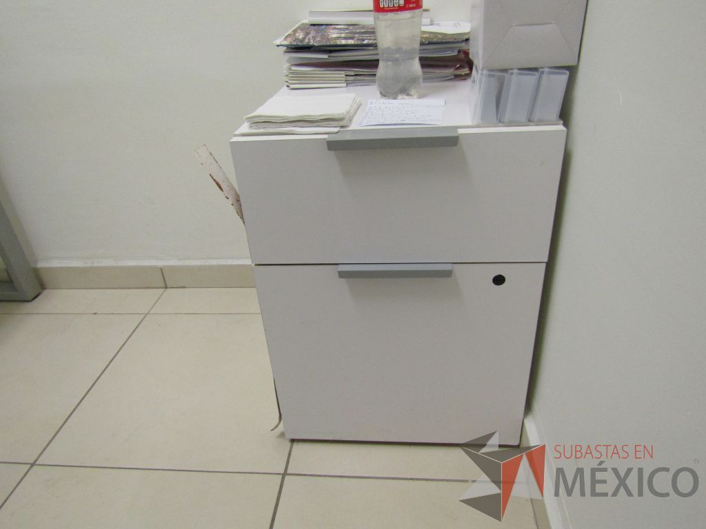 Lote 001 - Escritorio para 1 persona con cubierta color blanco y archivero vertical de 2 cajones. - Imagen 4