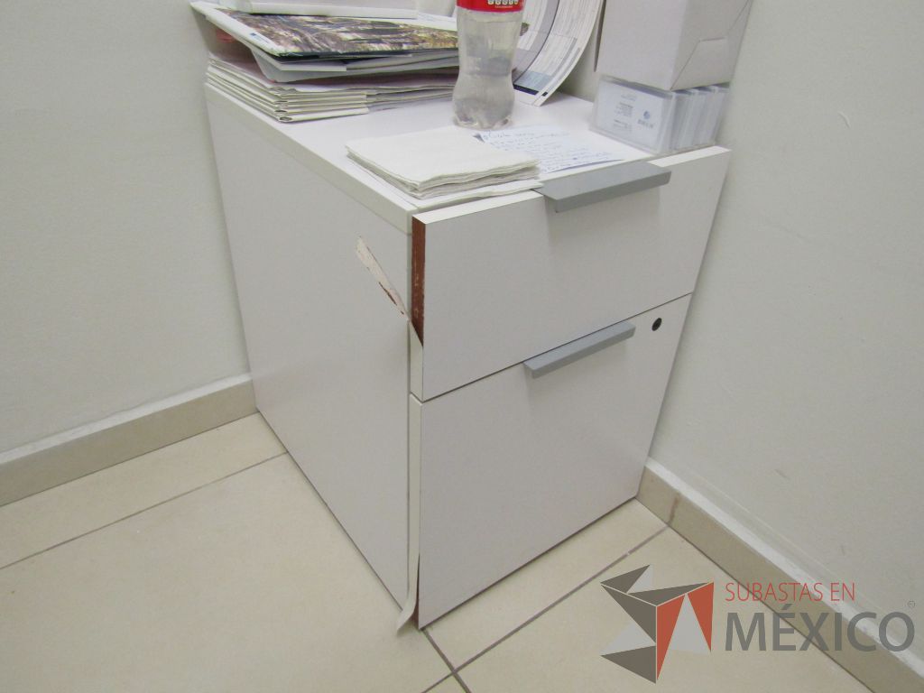 Lote 001 - Escritorio para 1 persona con cubierta color blanco y archivero vertical de 2 cajones. - Imagen 3