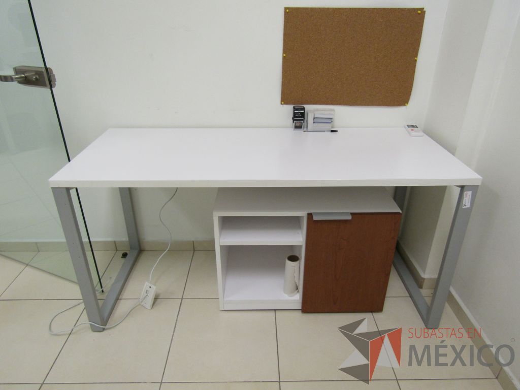 Lote 003 - Escritorio para 1 persona con cubierta color blanco y gabinete con 1 puerta y 1 entrepaño. - Imagen 8